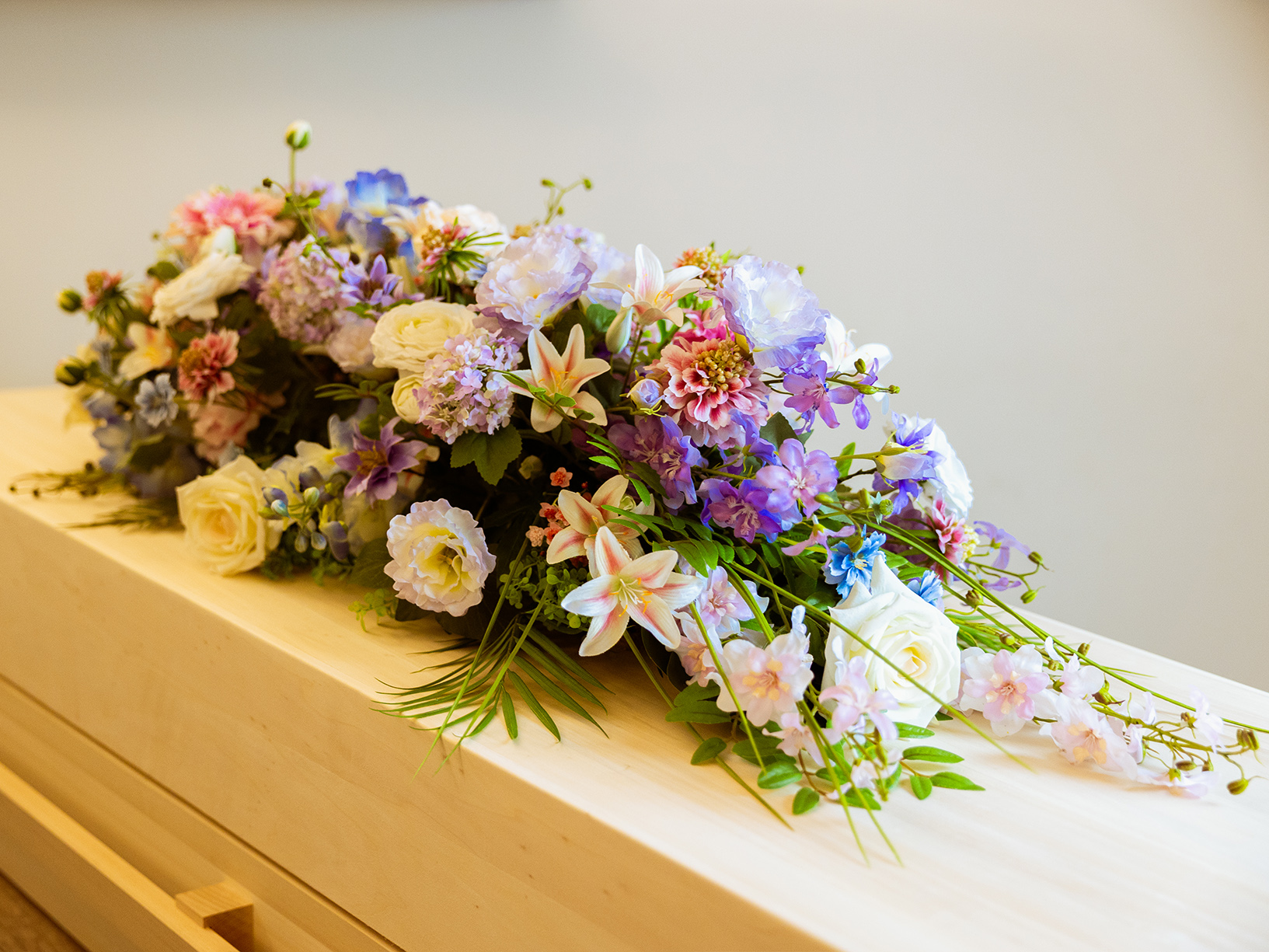 Druppelvormig Bloemenpracht rouwstuk