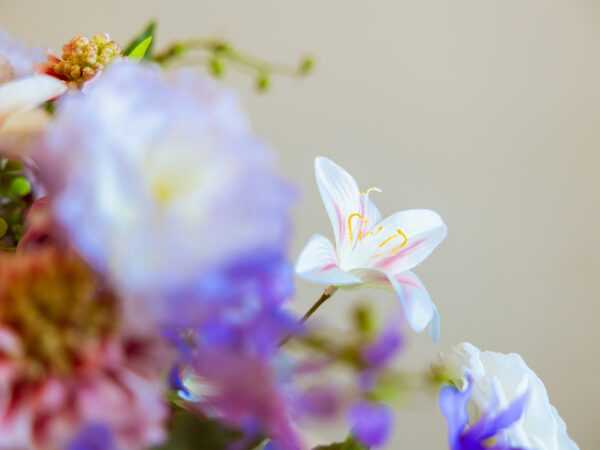 Druppelvormig Bloemenpracht rouwstuk